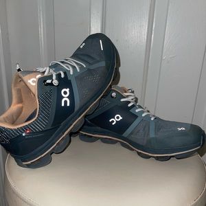 On cloud woman’s shoes peach and grey size 9 Good used condition